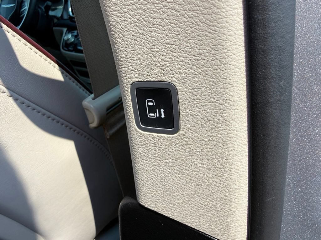 Used 2017 Chrysler Pacifica Limited w/ Advanced Safetytec Group FWD image 35