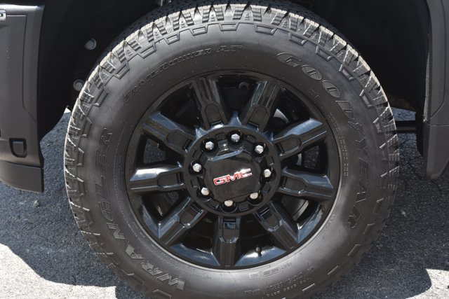 Used 2025 GMC Sierra 2500 AT4 w/ Technology Package AWD/4WD image 10