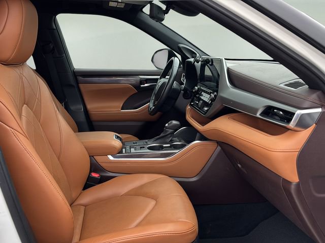 Used 2020 Toyota Highlander Platinum FWD image 10