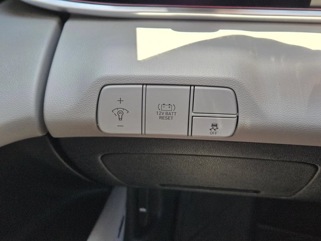 Certified 2025 Hyundai Elantra Limited FWD image 30