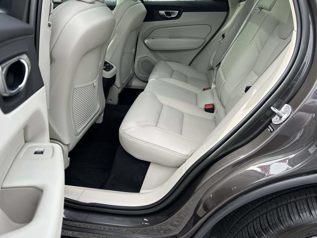Used 2023 Volvo XC60 B5 Ultimate w/ Climate Package AWD/4WD image 12