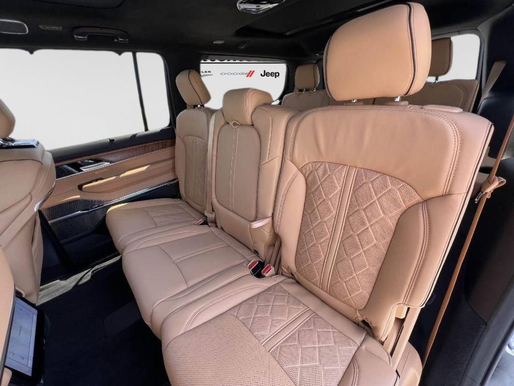 New 2023 Jeep Grand Wagoneer Series III AWD/4WD image 15