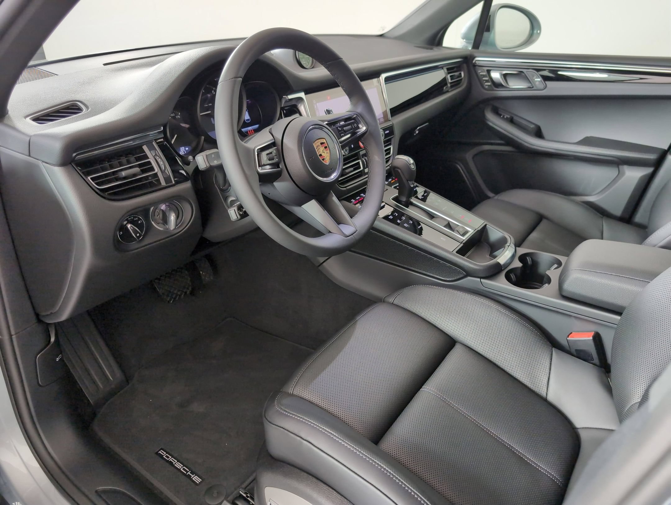 Certified 2025 Porsche Macan AWD/4WD image 4