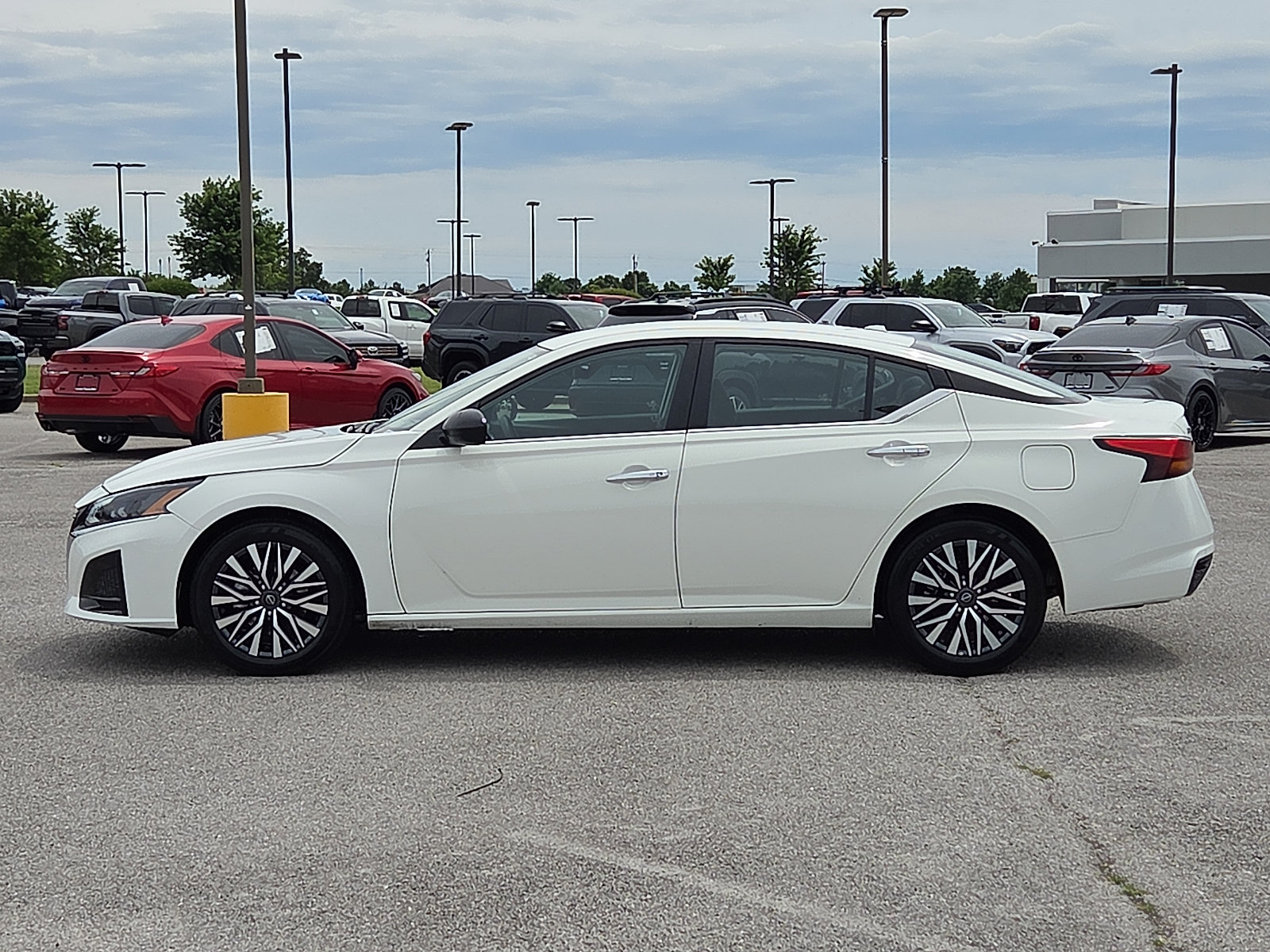 Used 2025 Nissan Altima 2.5 SV FWD image 3