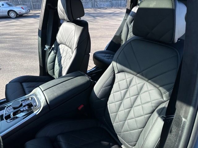 Used 2024 BMW X7 xDrive40i w/ M Sport Package image 27