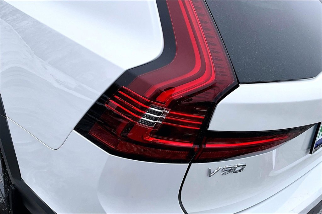 Used 2021 Volvo V90 T6 Cross Country image 22