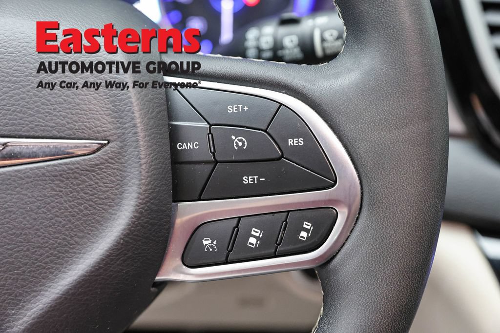 Used 2023 Chrysler Pacifica Touring-L FWD image 16