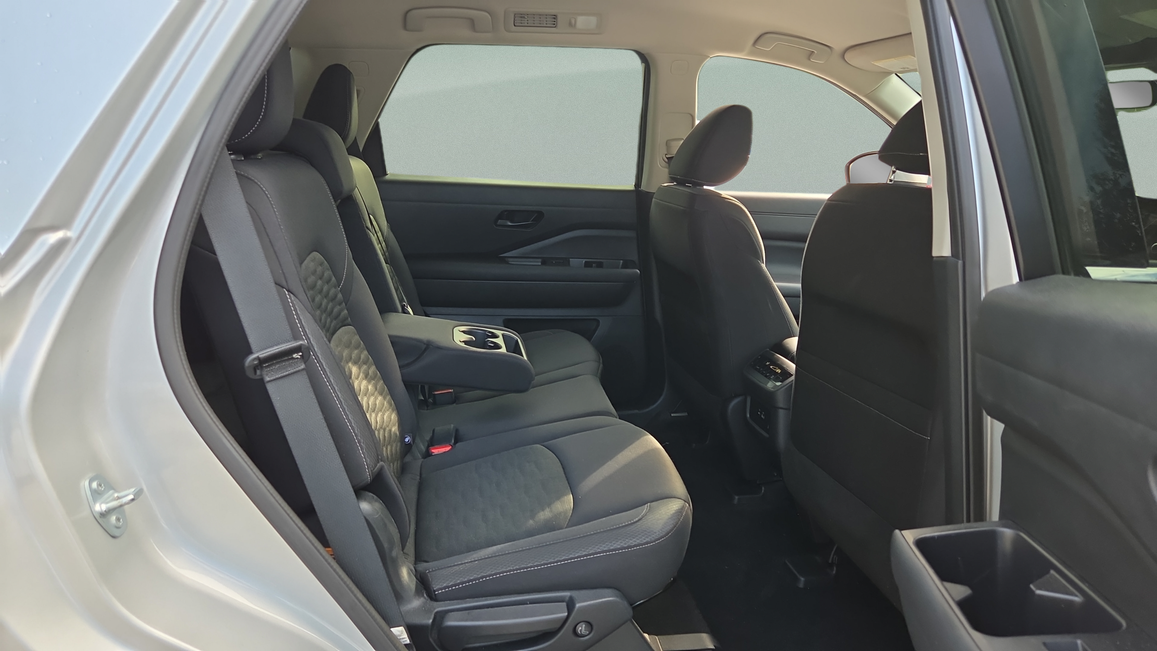 Used 2025 Nissan Pathfinder SV FWD image 14