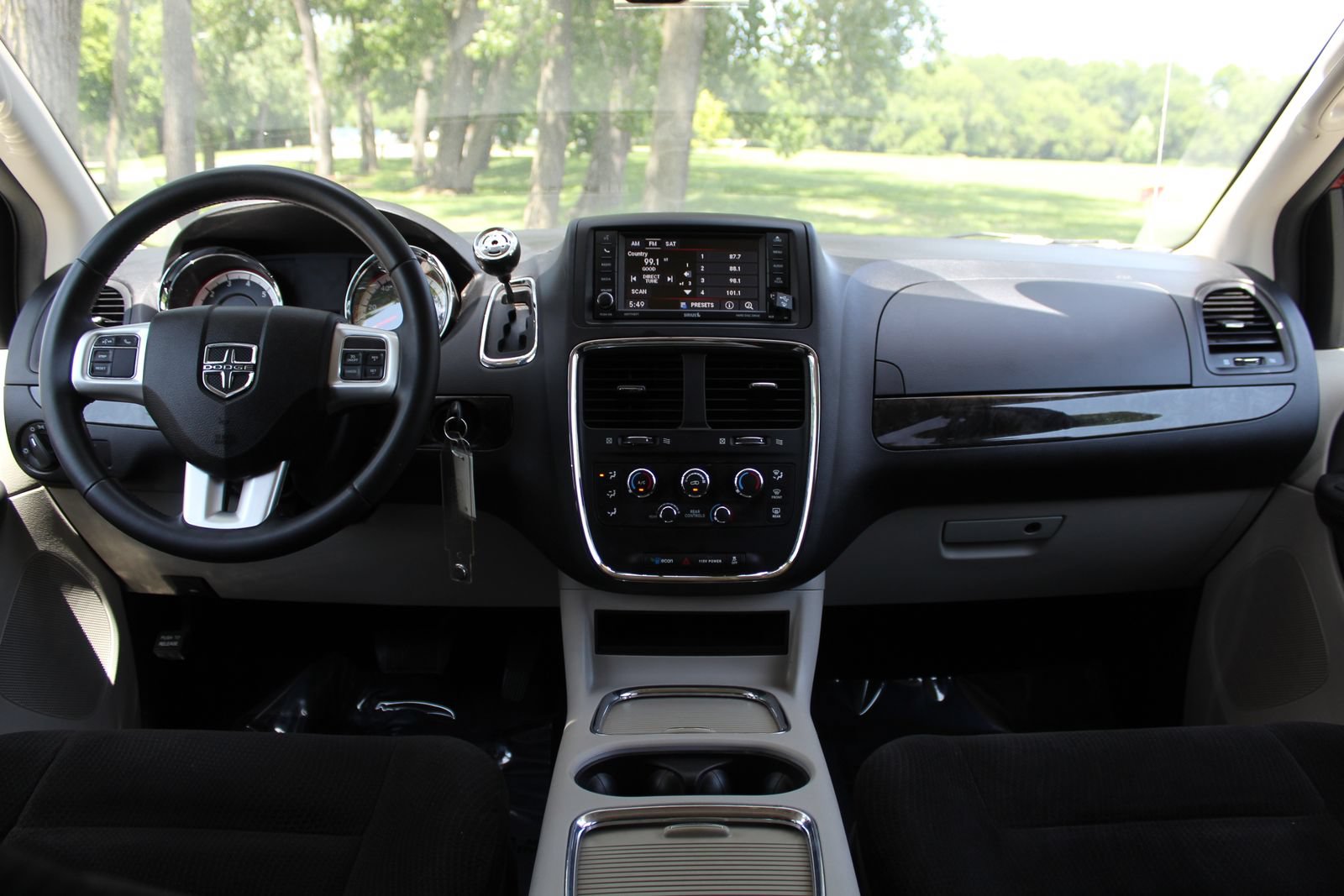 Used 2016 Dodge Grand Caravan SXT w/ UConnect Hands-Free Group FWD image 10