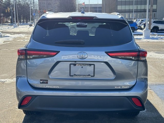 Used 2022 Toyota Highlander XLE image 4