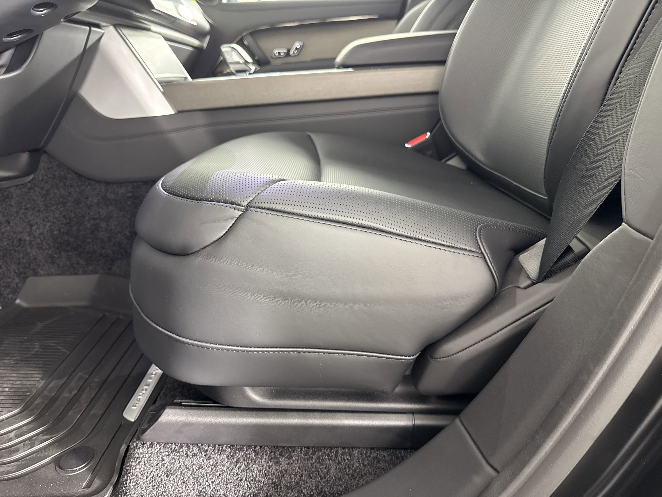 New 2026 Land Rover Range Rover SV image 14