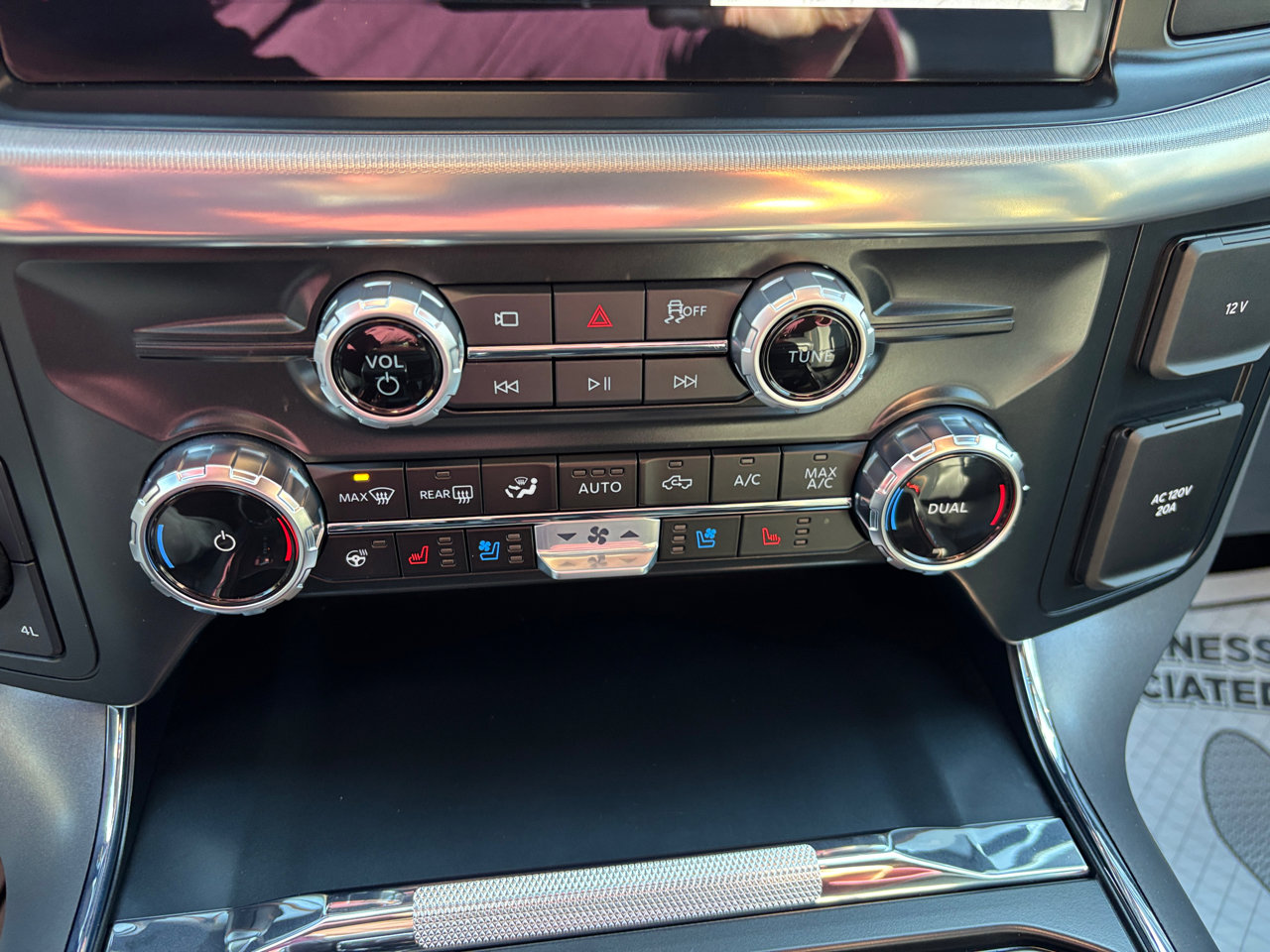 Used 2025 Ford F150 Lariat w/ Equipment Group 502A High image 24