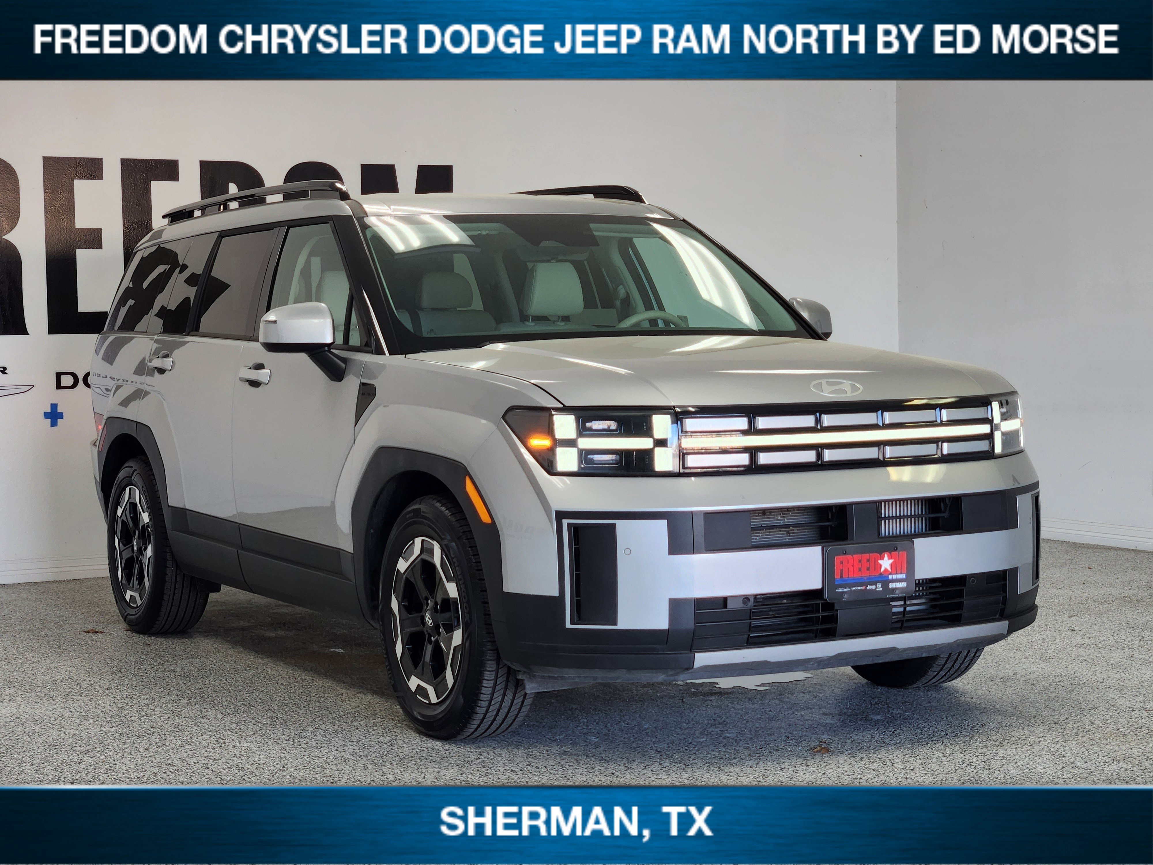 Used 2025 Hyundai Santa Fe SEL image 2