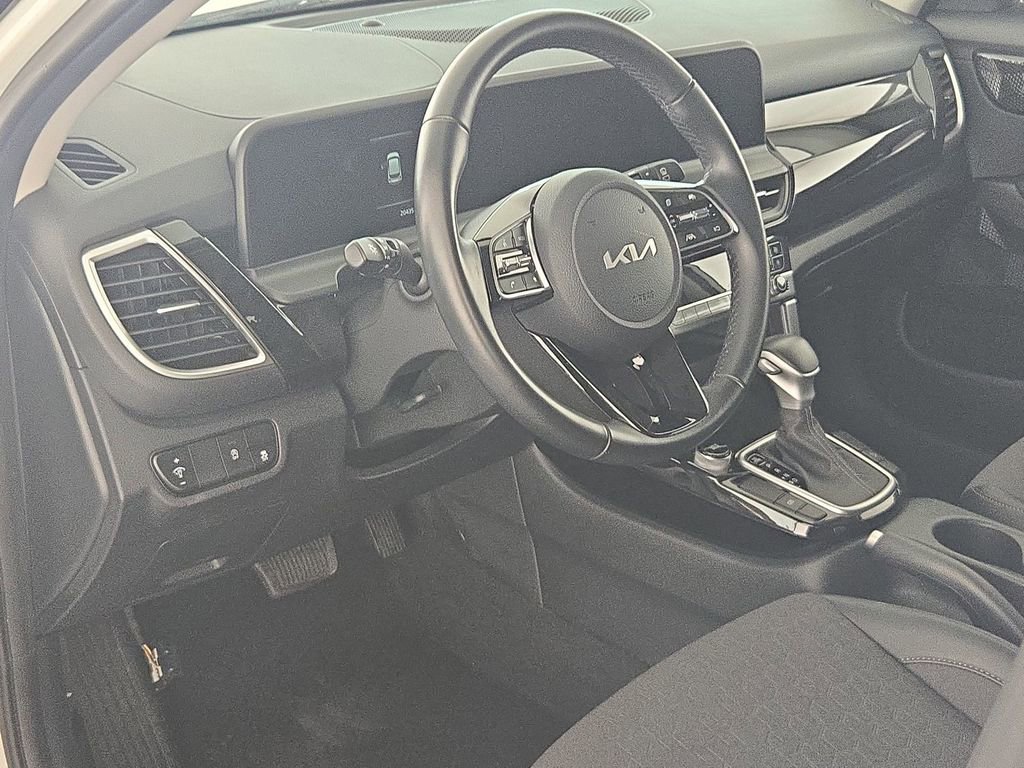 Used 2025 Kia Seltos S image 16