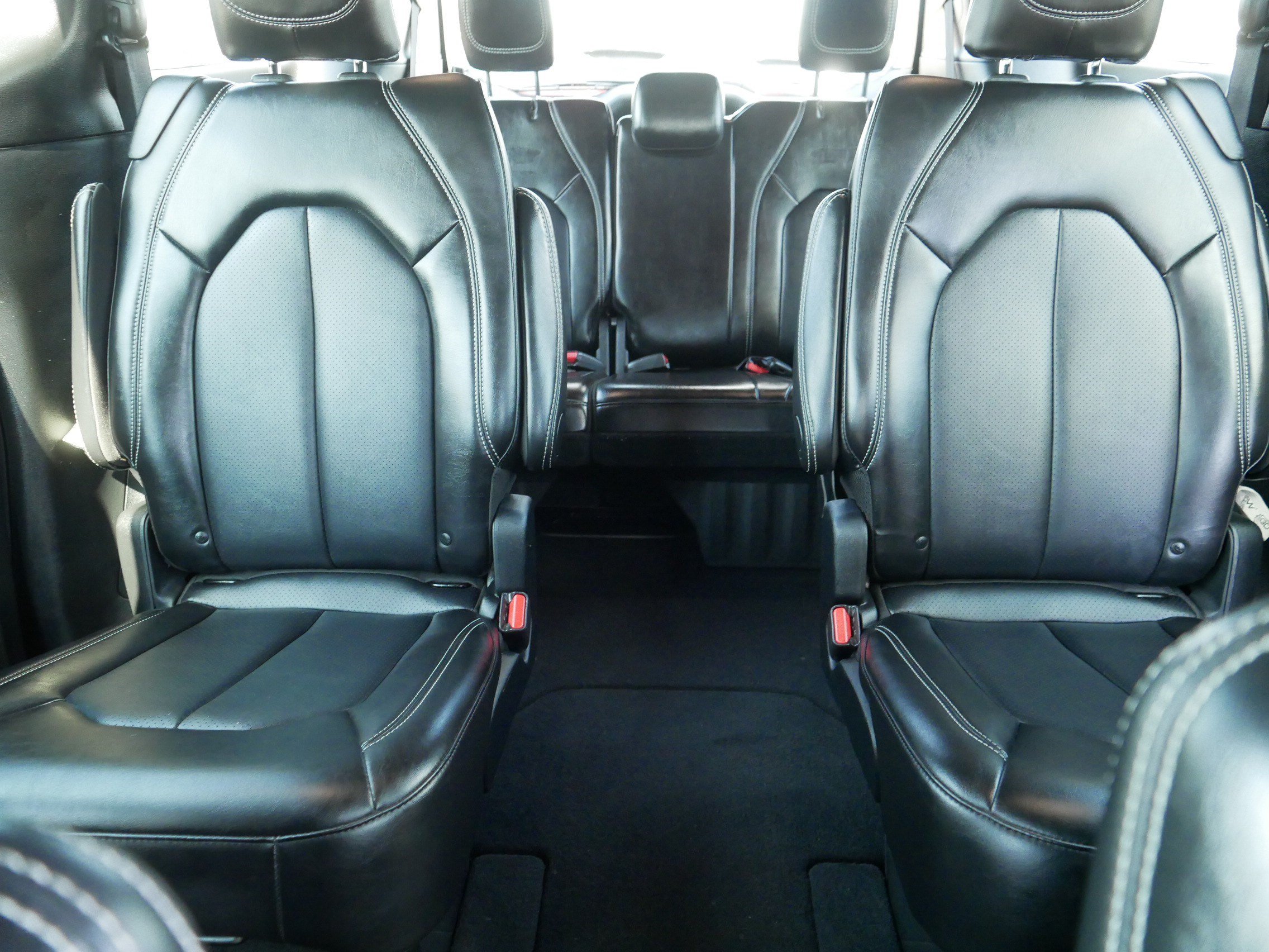 Used 2025 Chrysler Pacifica Select FWD image 13