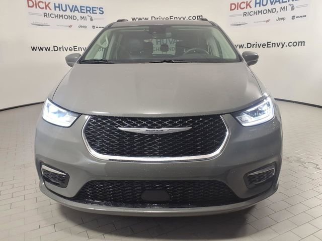 Used 2022 Chrysler Pacifica Touring-L image 2