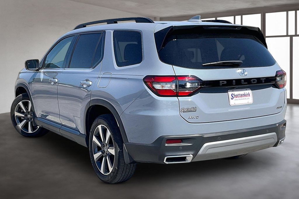 Used 2025 Honda Pilot Touring image 4