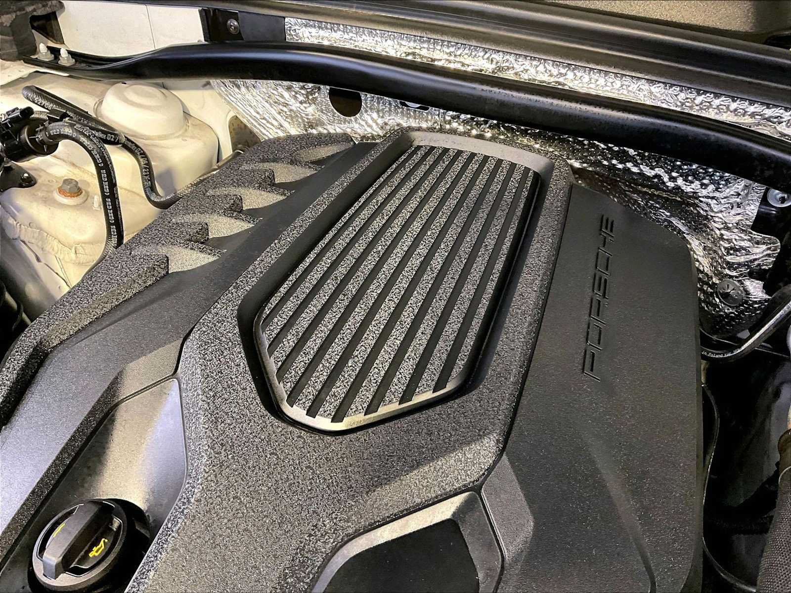 Certified 2023 Porsche Macan AWD/4WD image 33
