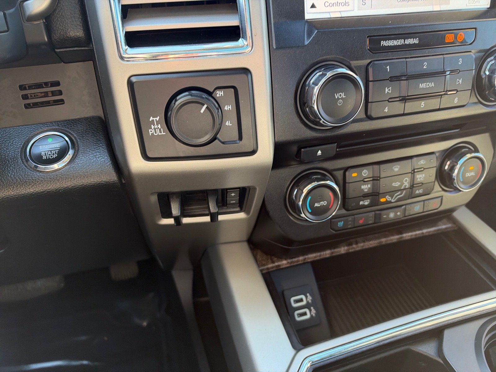 Used 2017 Ford F250 Lariat w/ Lariat Ultimate Package AWD/4WD image 31