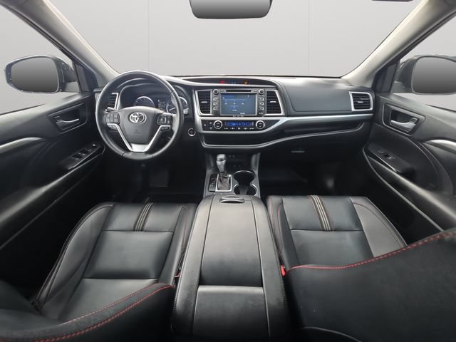 Certified 2019 Toyota Highlander SE w/ Nightshade Edition AWD/4WD image 16