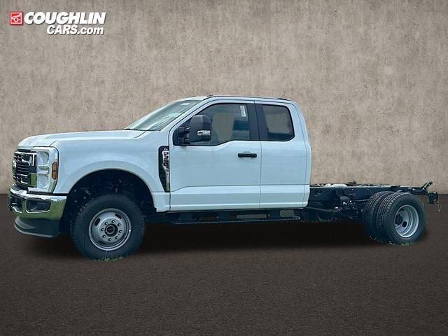 New 2025 Ford F350 XL w/ XL Chrome Package image 9