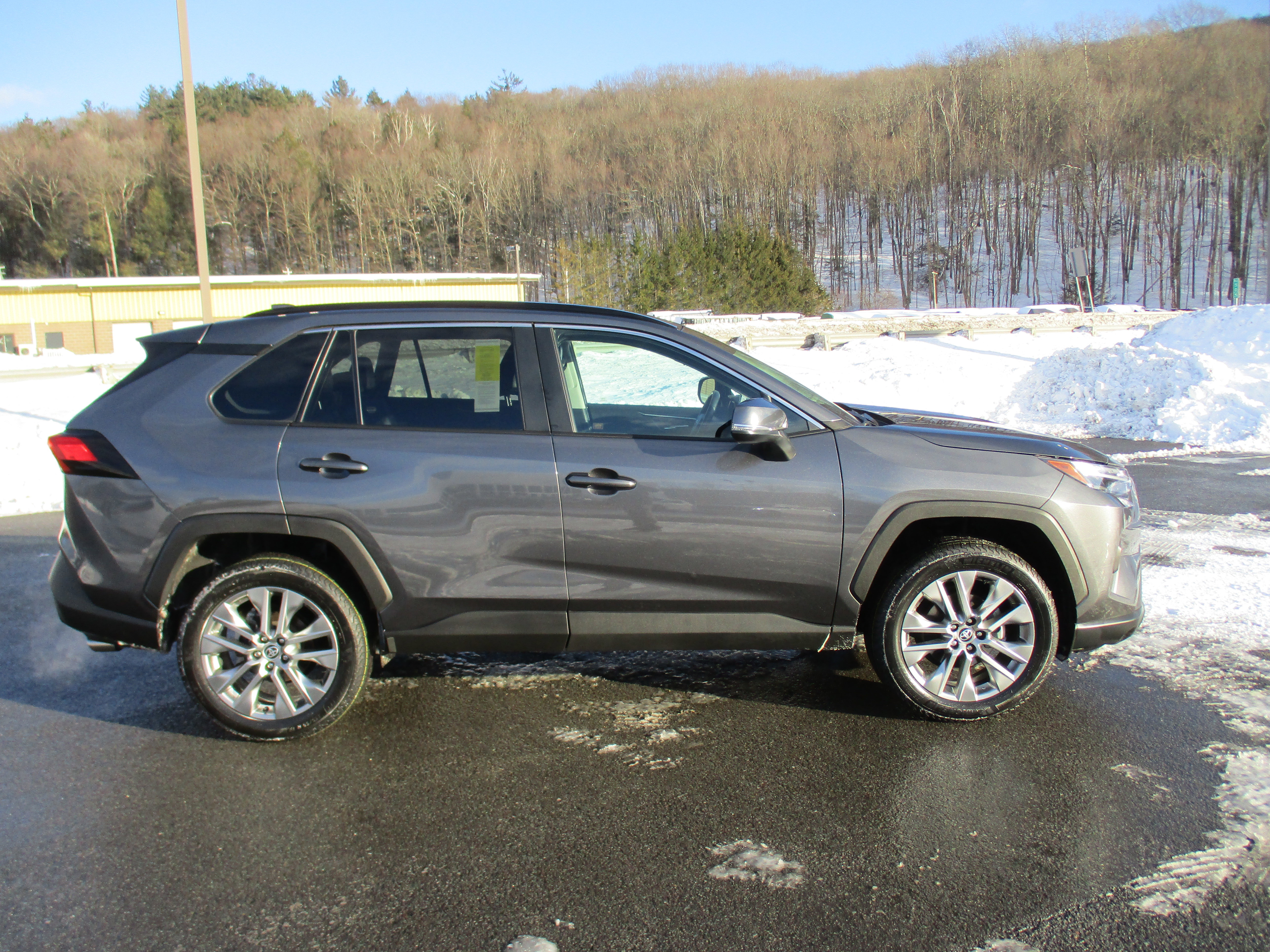 Used 2022 Toyota RAV4 XLE Premium image 4