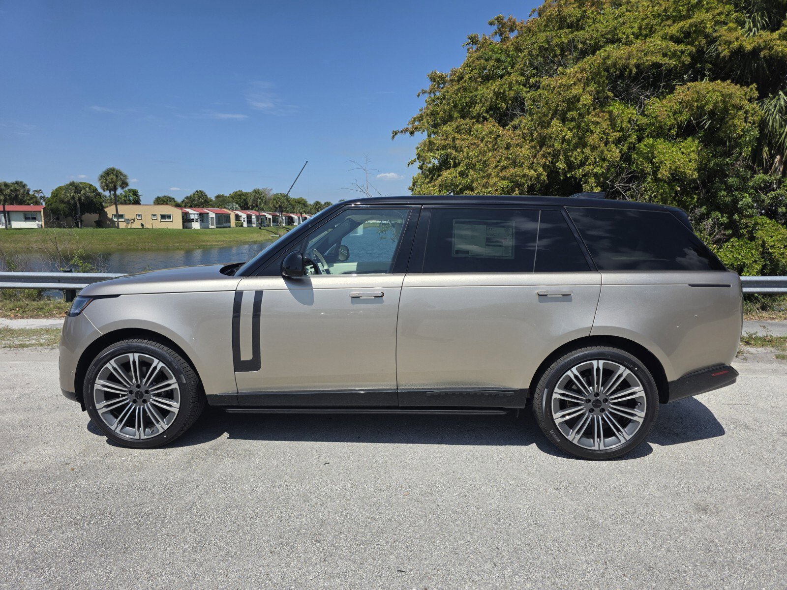 New 2026 Land Rover Range Rover Long Wheelbase SE AWD/4WD image 7