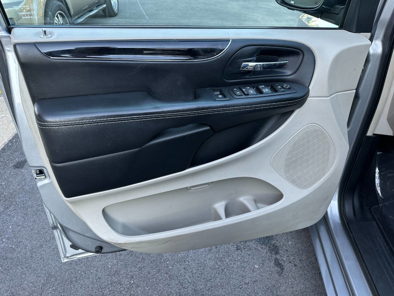 Used 2015 Chrysler Town & Country Limited image 9