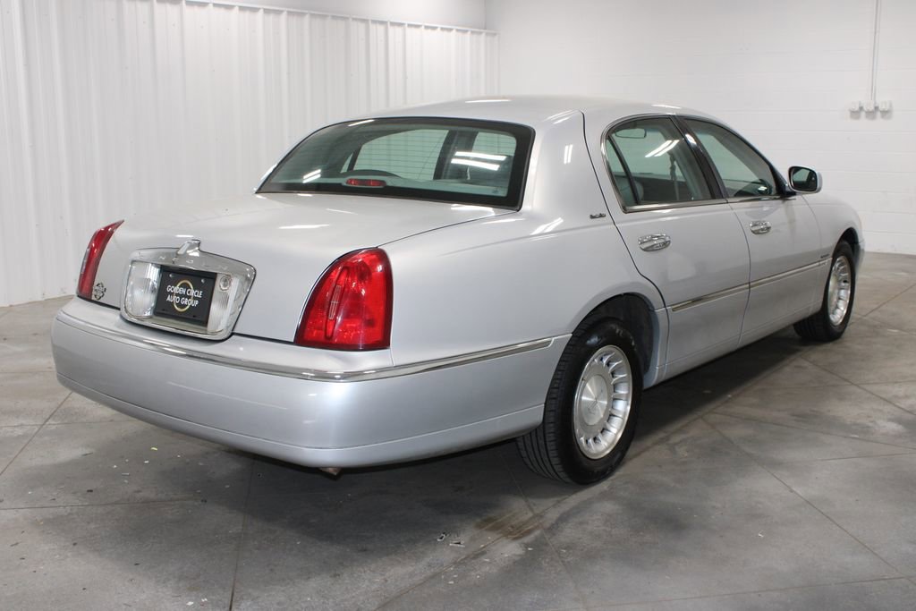 Used 2002 Lincoln Town Car Executive image 9