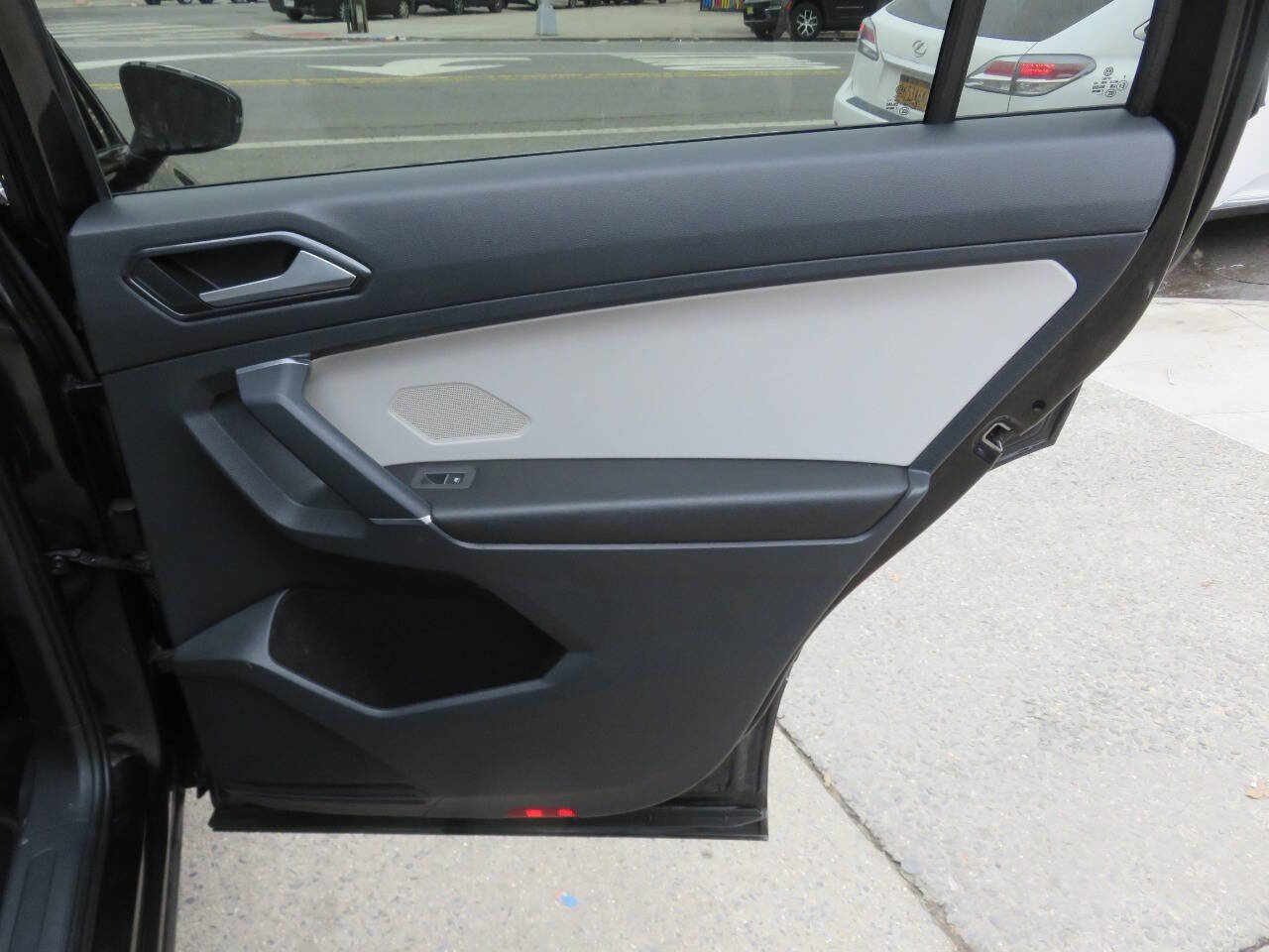 Used 2018 Volkswagen Tiguan SEL image 32