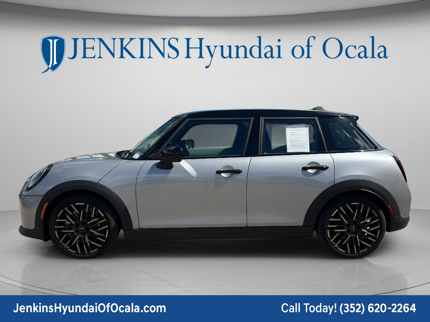 Used 2025 MINI Cooper 4-Door Hardtop FWD image 6