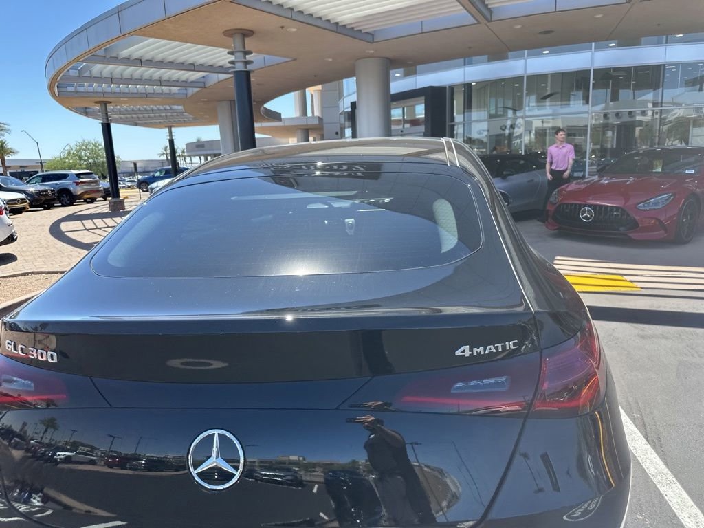 Used 2025 Mercedes-Benz GLC 300 4MATIC image 4