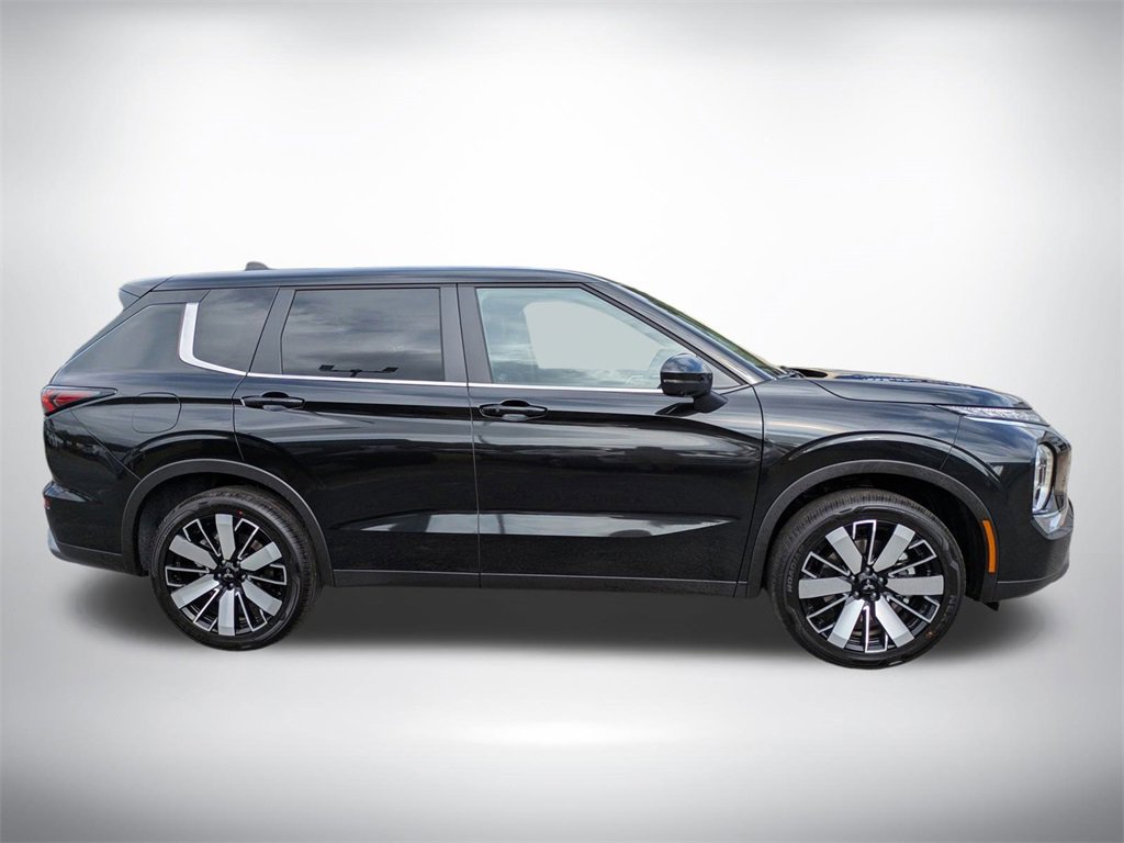 New 2025 Mitsubishi Outlander SE image 3
