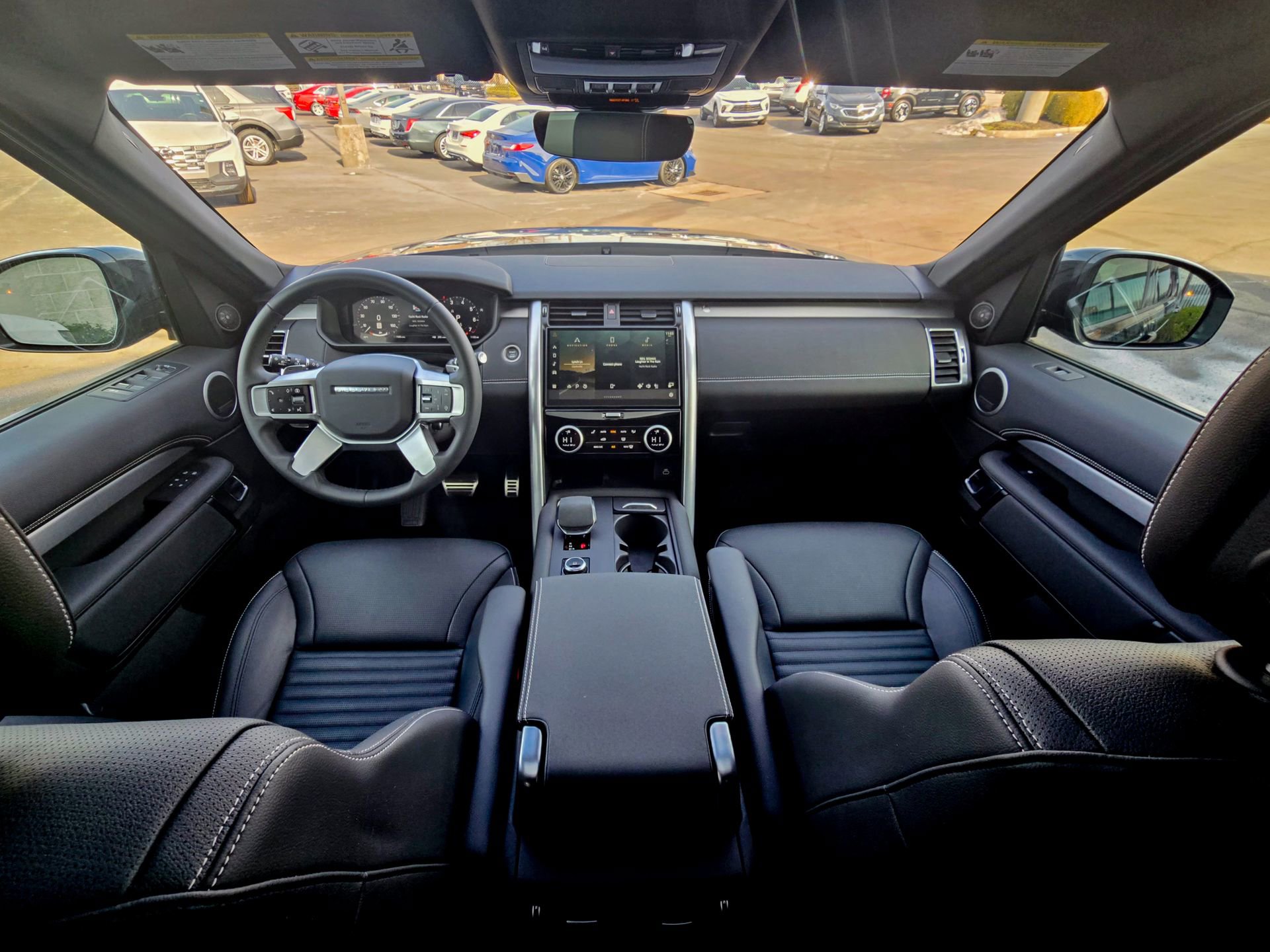 Used 2025 Land Rover Discovery Dynamic SE image 2