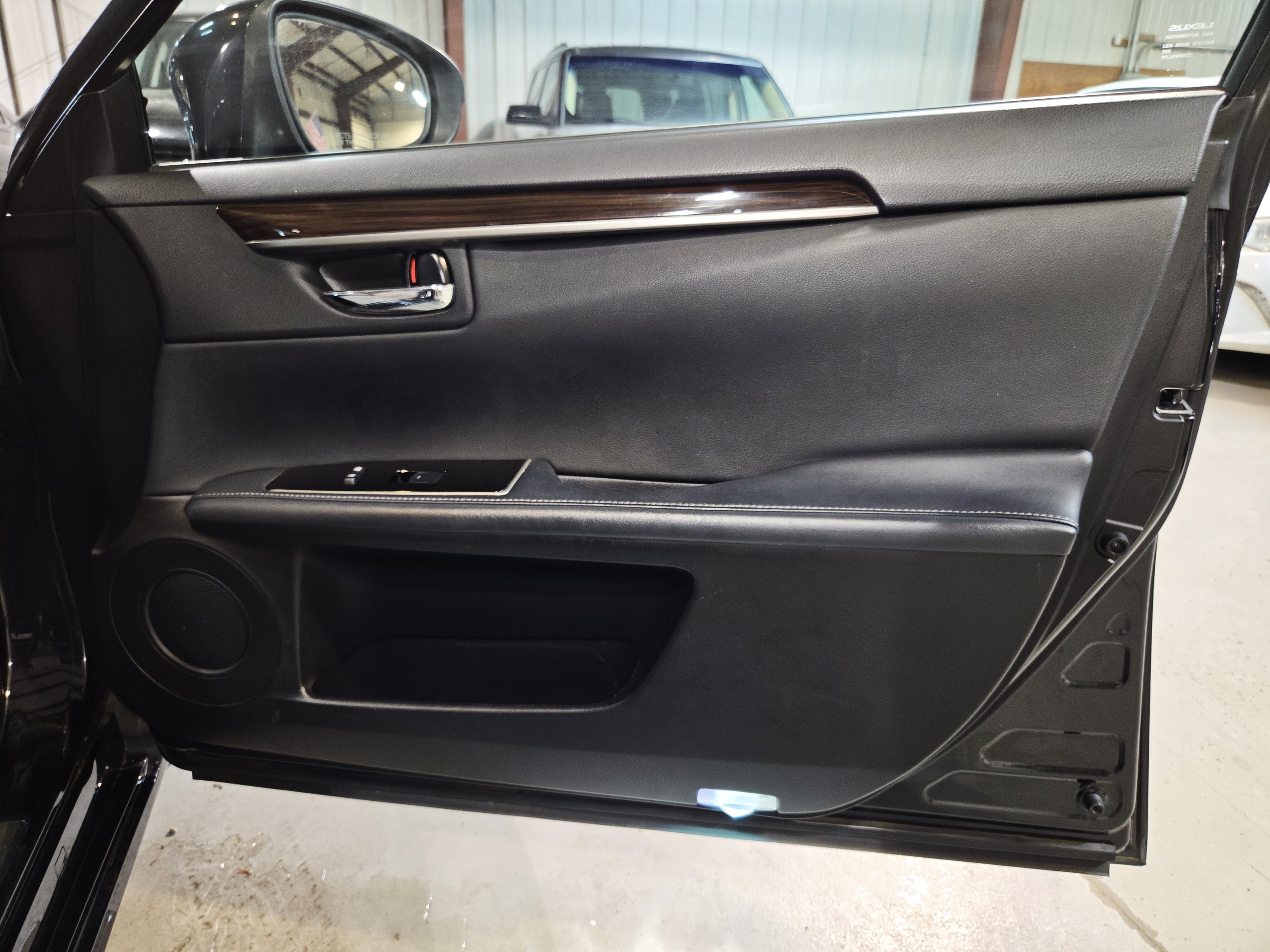 Used 2016 Lexus ES 350 w/ Premium Package w/Wood Trim FWD image 27