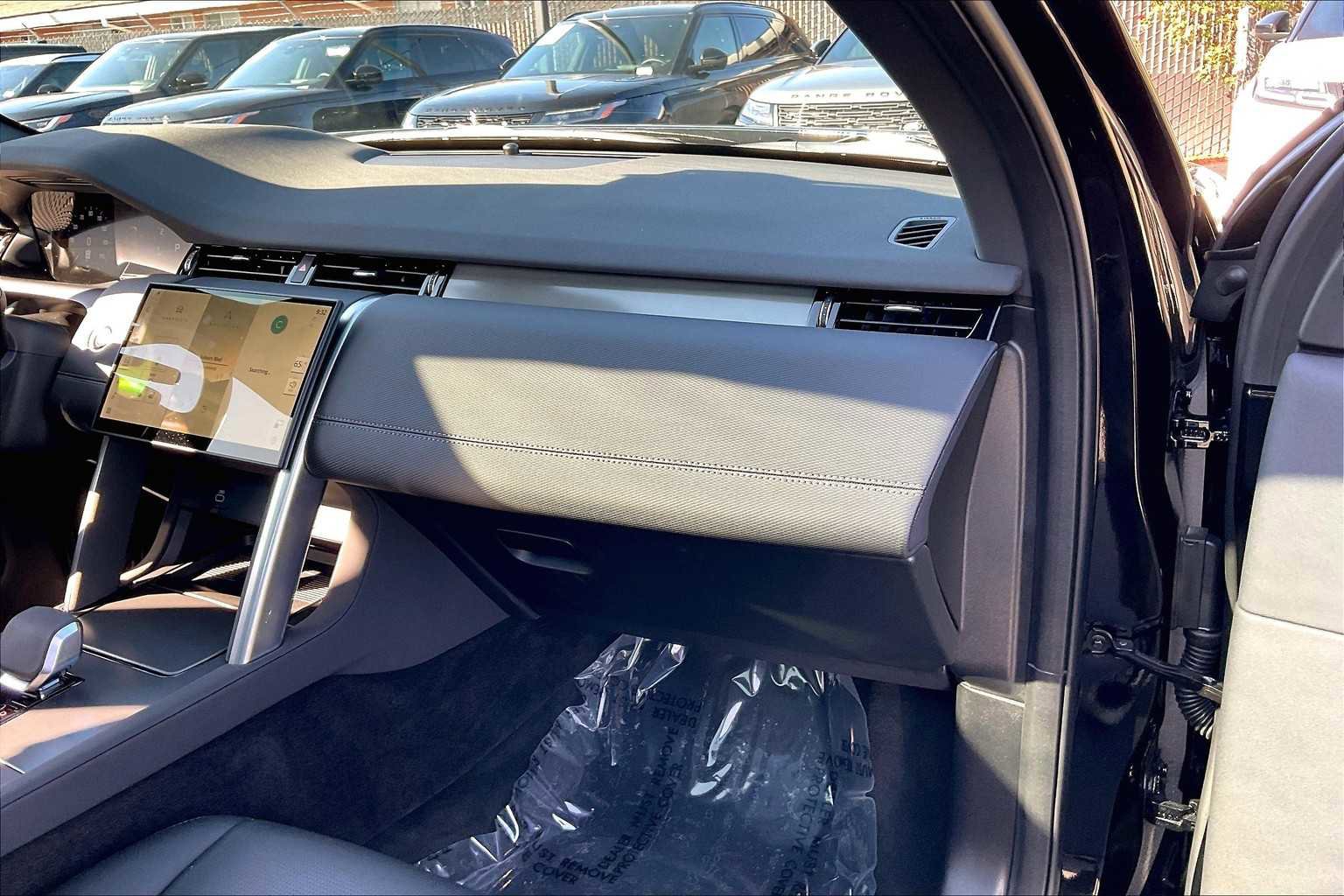 Used 2025 Land Rover Discovery Sport Dynamic SE image 19