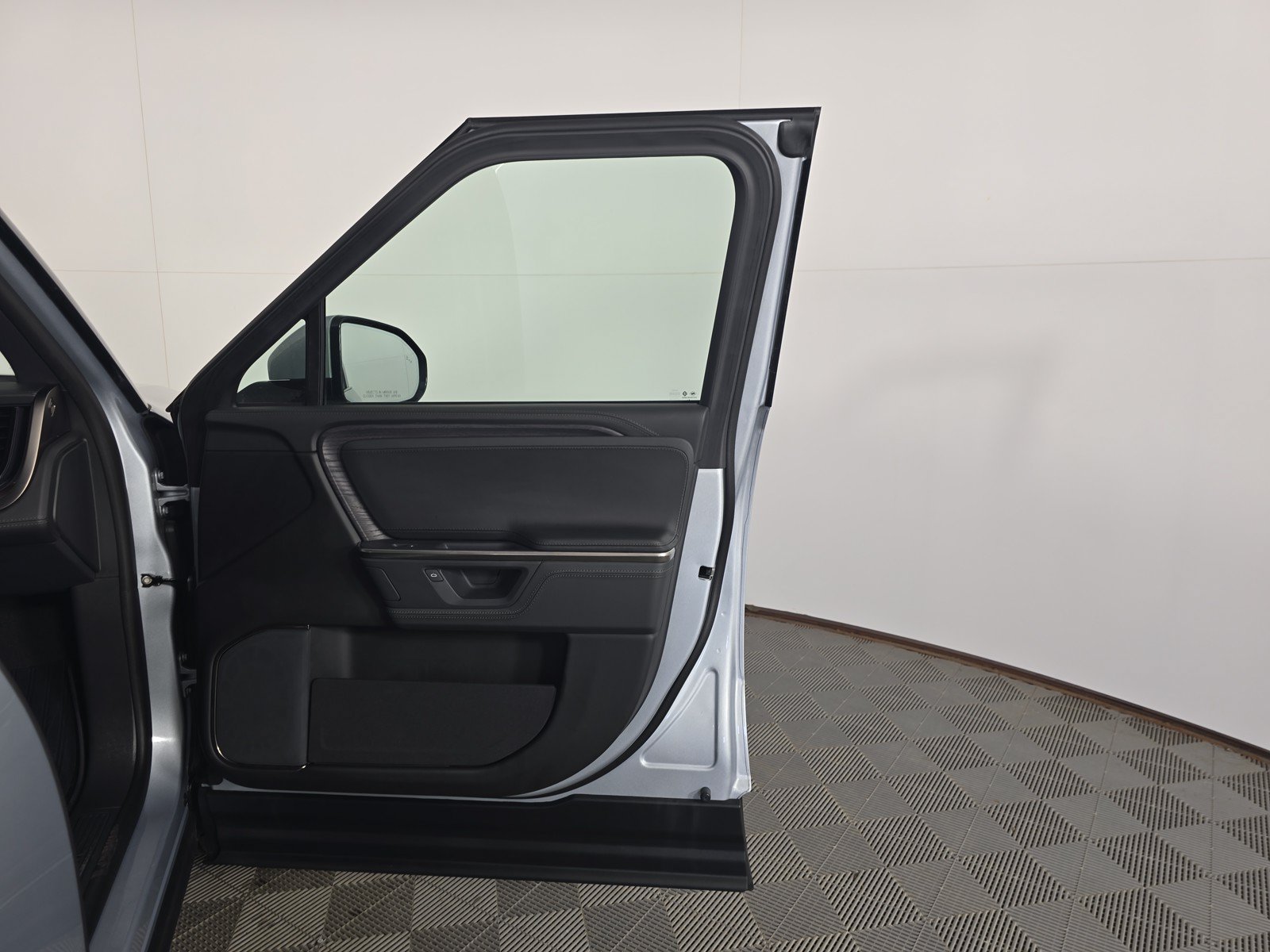 Used 2025 Rivian R1S Adventure AWD/4WD image 18