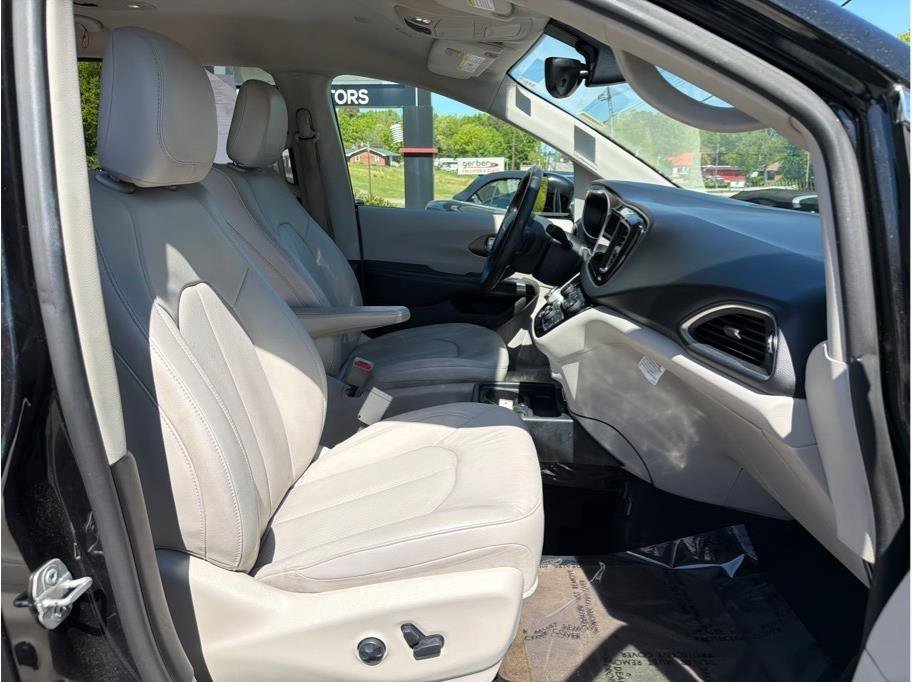 Used 2018 Chrysler Pacifica Touring-L Plus FWD image 15