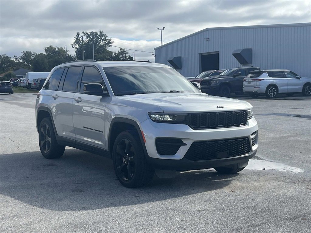 Used 2023 Jeep Grand Cherokee Altitude image 7