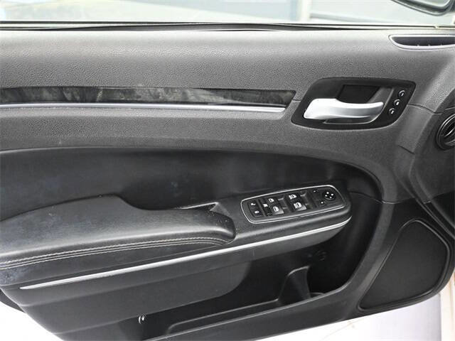 Used 2020 Chrysler 300 Limited image 5