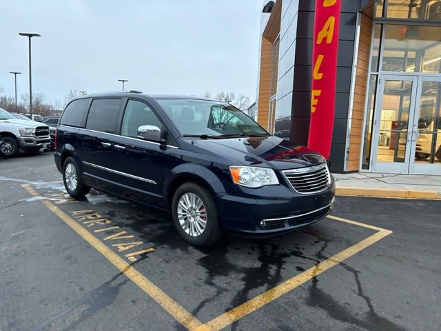 Used 2016 Chrysler Town & Country Limited image 2