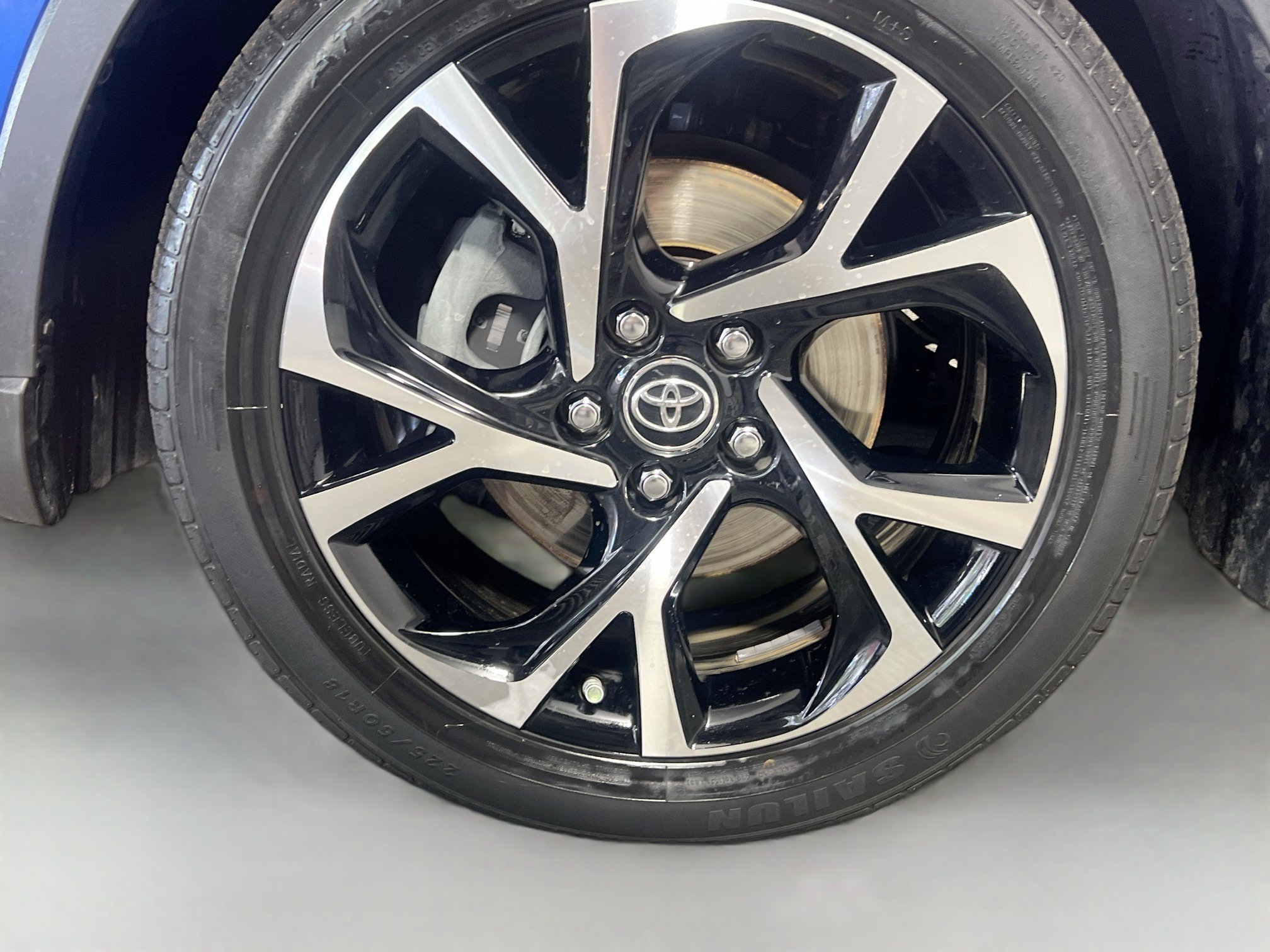 Used 2018 Toyota C-HR XLE FWD image 14