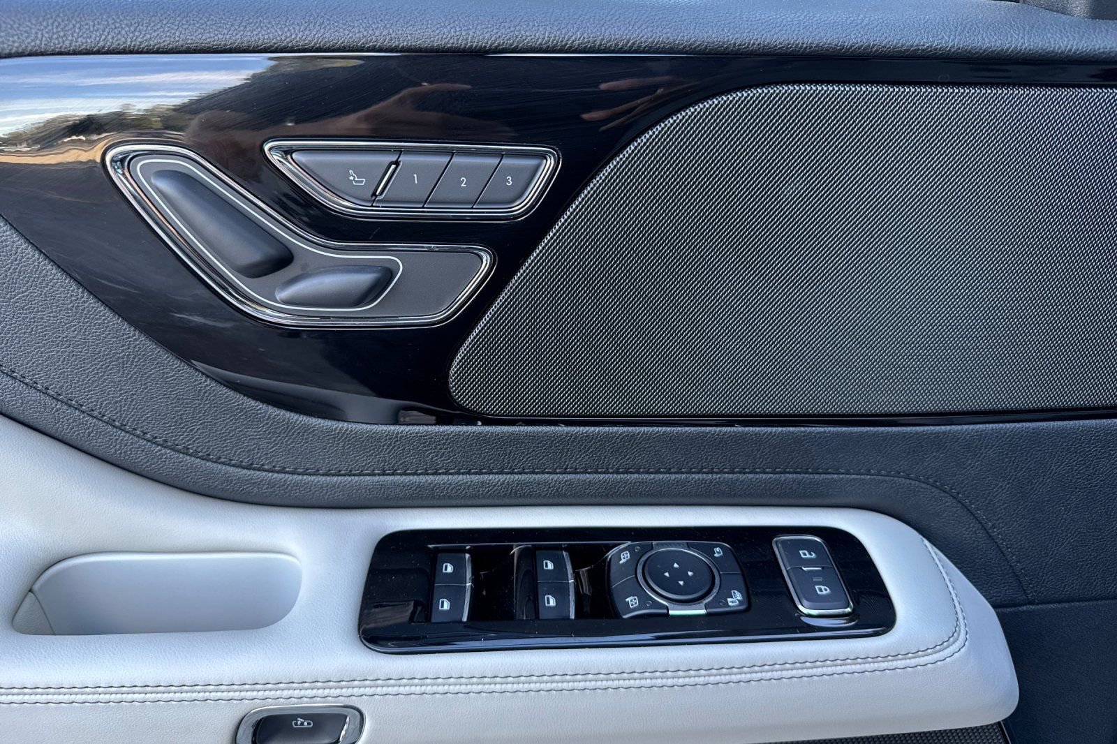 New 2026 Lincoln Aviator AWD w/ Jet Appearance Package image 9