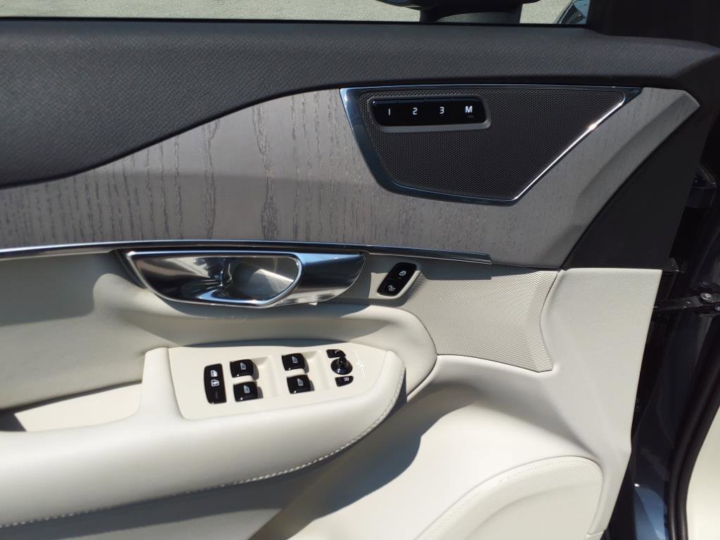 Certified 2025 Volvo XC90 T8 Plus w/ Protection Package image 12