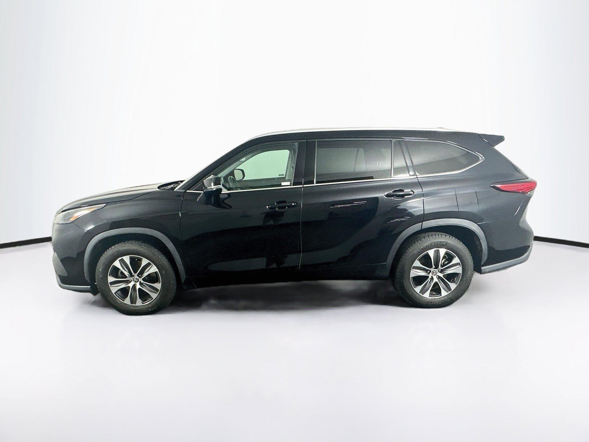 Used 2022 Toyota Highlander XLE FWD image 4
