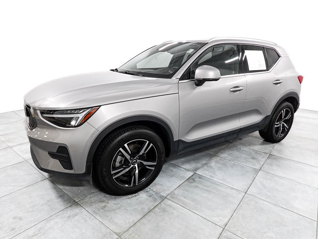 Used 2025 Volvo XC40 B5 Core AWD/4WD image 4