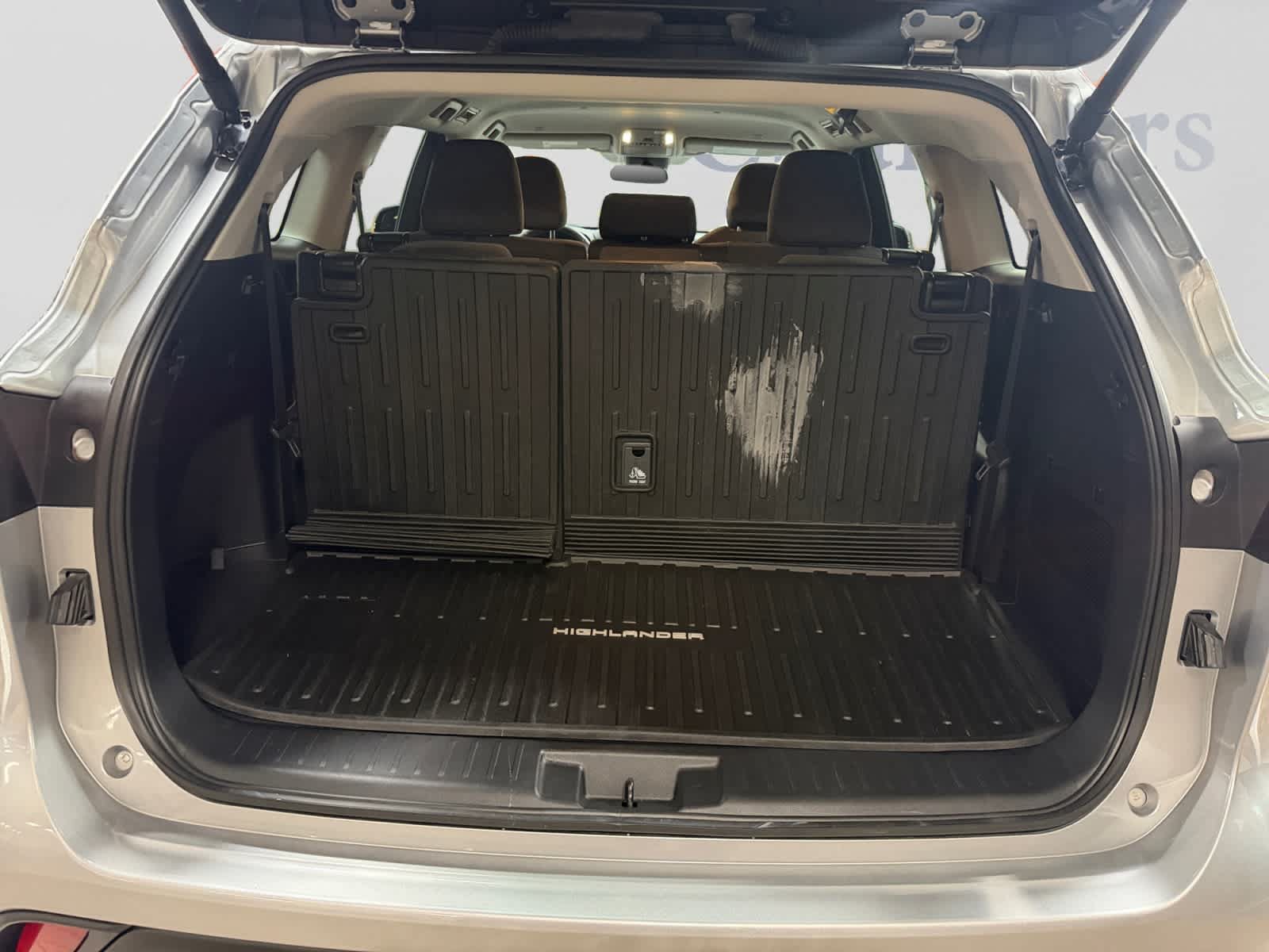 Used 2025 Toyota Highlander LE AWD/4WD image 4