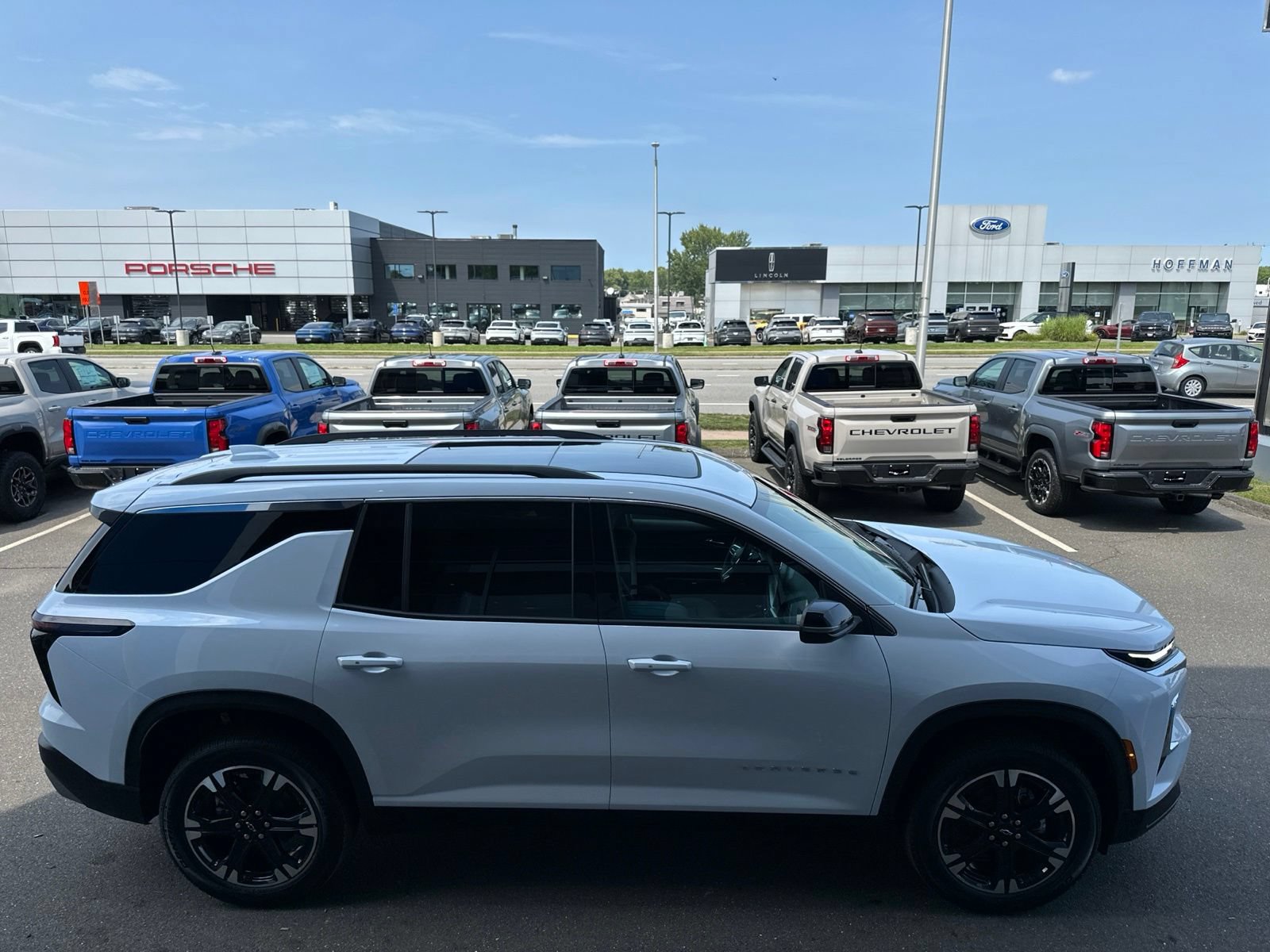 New 2027 Chevrolet Traverse LT w/ Sun and Wheel Package AWD/4WD image 4