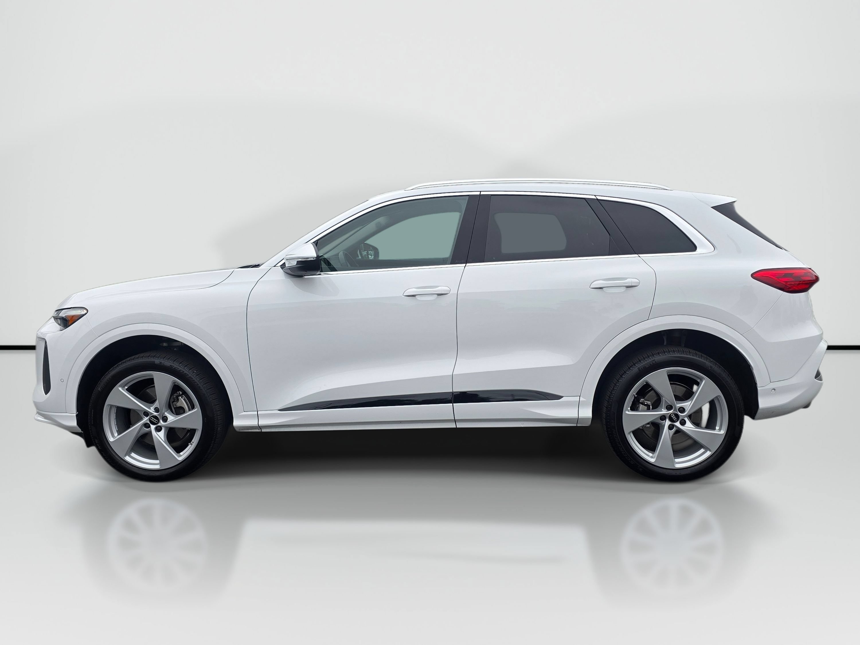 Certified 2025 Audi Q5 Premium Plus w/ Premium Plus AWD/4WD image 2