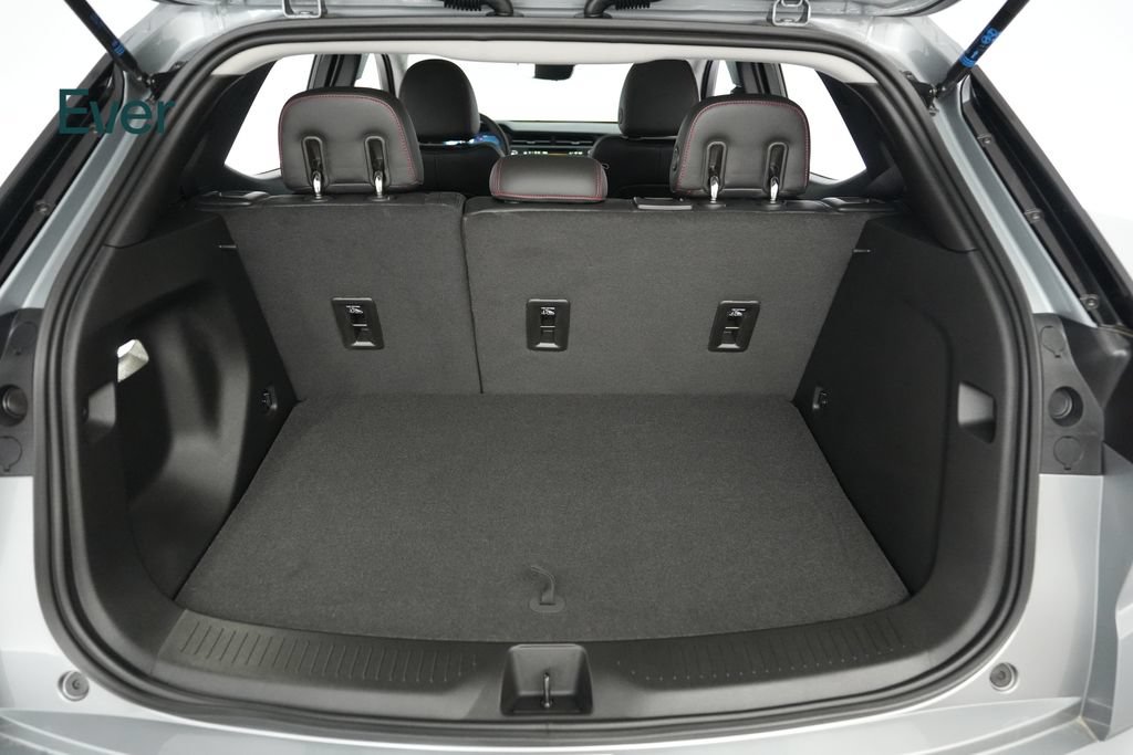 Used 2027 Chevrolet Bolt RS w/ Technology Package FWD image 8